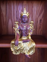 Buda café/dorado sentado