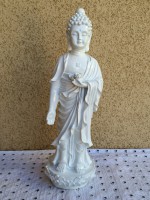 Buda blanco de pie