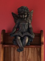Angelita sentada leyendo
