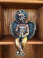Ángel sentado dorado